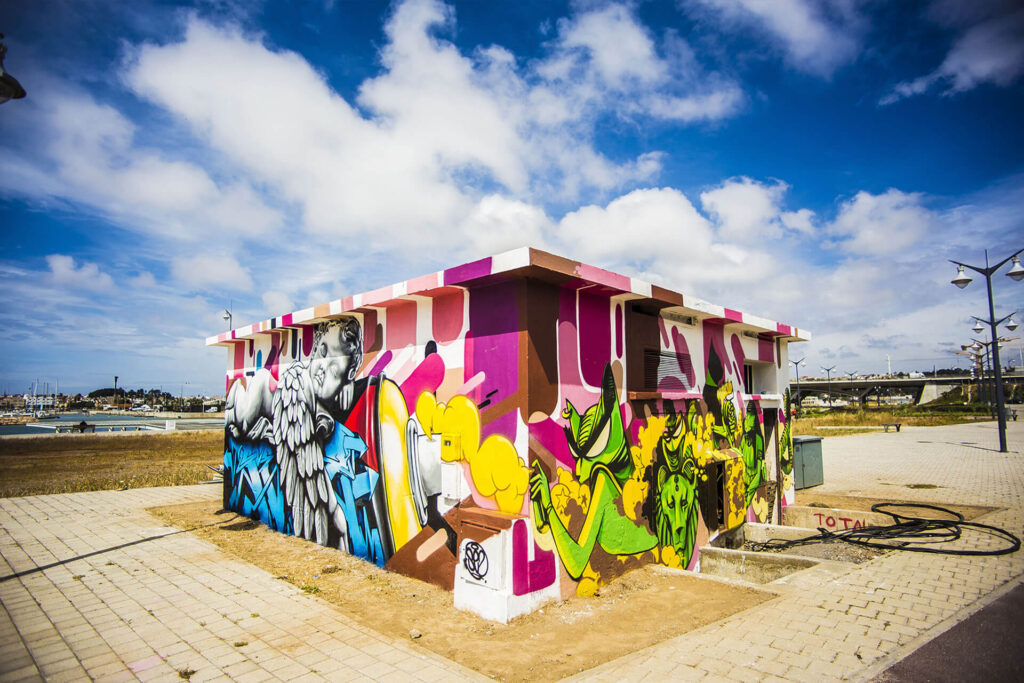 AFROFATCAP, Né à Rabat en 1993, Ayoub Dadouche s’est passionné pour le graffiti dès son plus jeune âge. Sa signature, SEZ...
