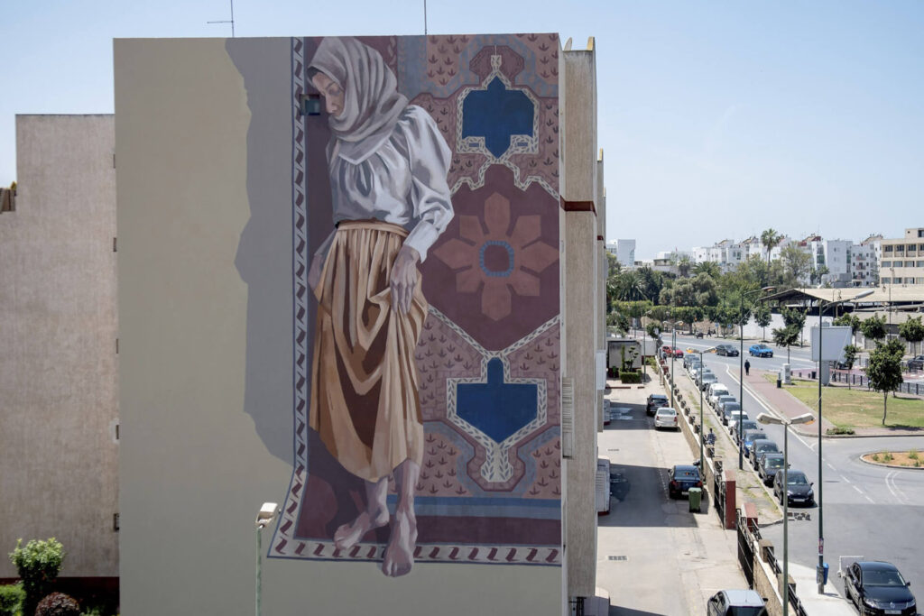 HYURO, Née en Argentine, cette street artiste s’est fait un nom dans le monde du graffiti grâce à ses peintures murales en noir et blanc...