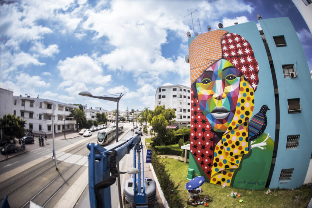 Okuda étudie les Beaux-Arts à Madrid. Il combine formes géométriques multicolores et corps gris anonymes dans un style pop-surréaliste...